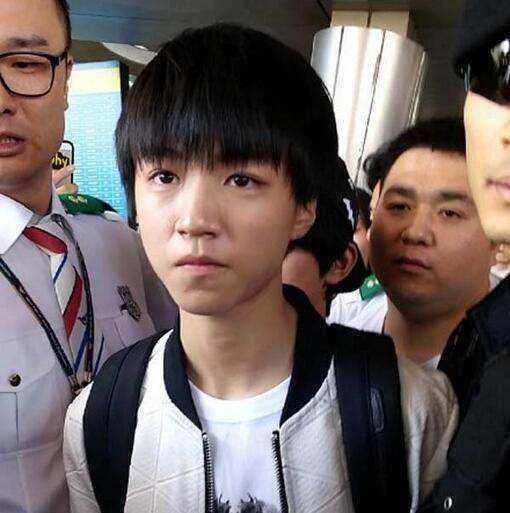 明星黑粉太可怕:王俊凯航班被恶意取消，而他却受到诅咒!