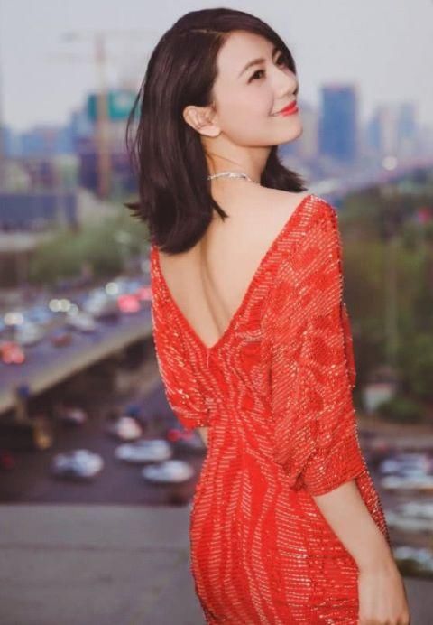 女神不愧是女神！高圆圆一身红裙大秀身材，蝴蝶骨最为抢镜