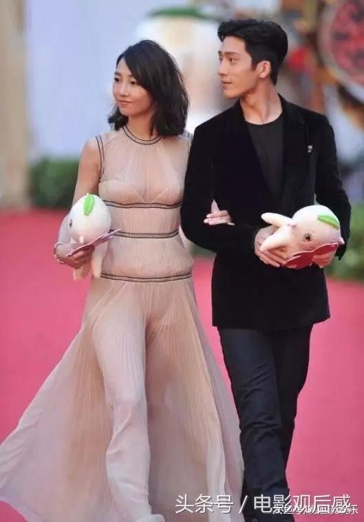 白百何太想红，穿了件透视装身材一，网友：侧面看着太尴尬