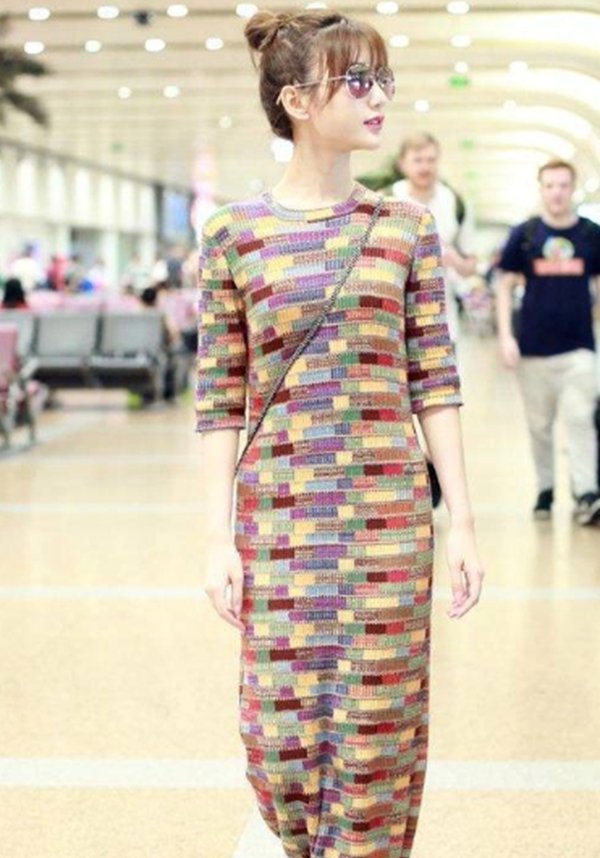 毛晓彤真会穿!吊带裙子上还有扣子,网友:就不怕开了吗?