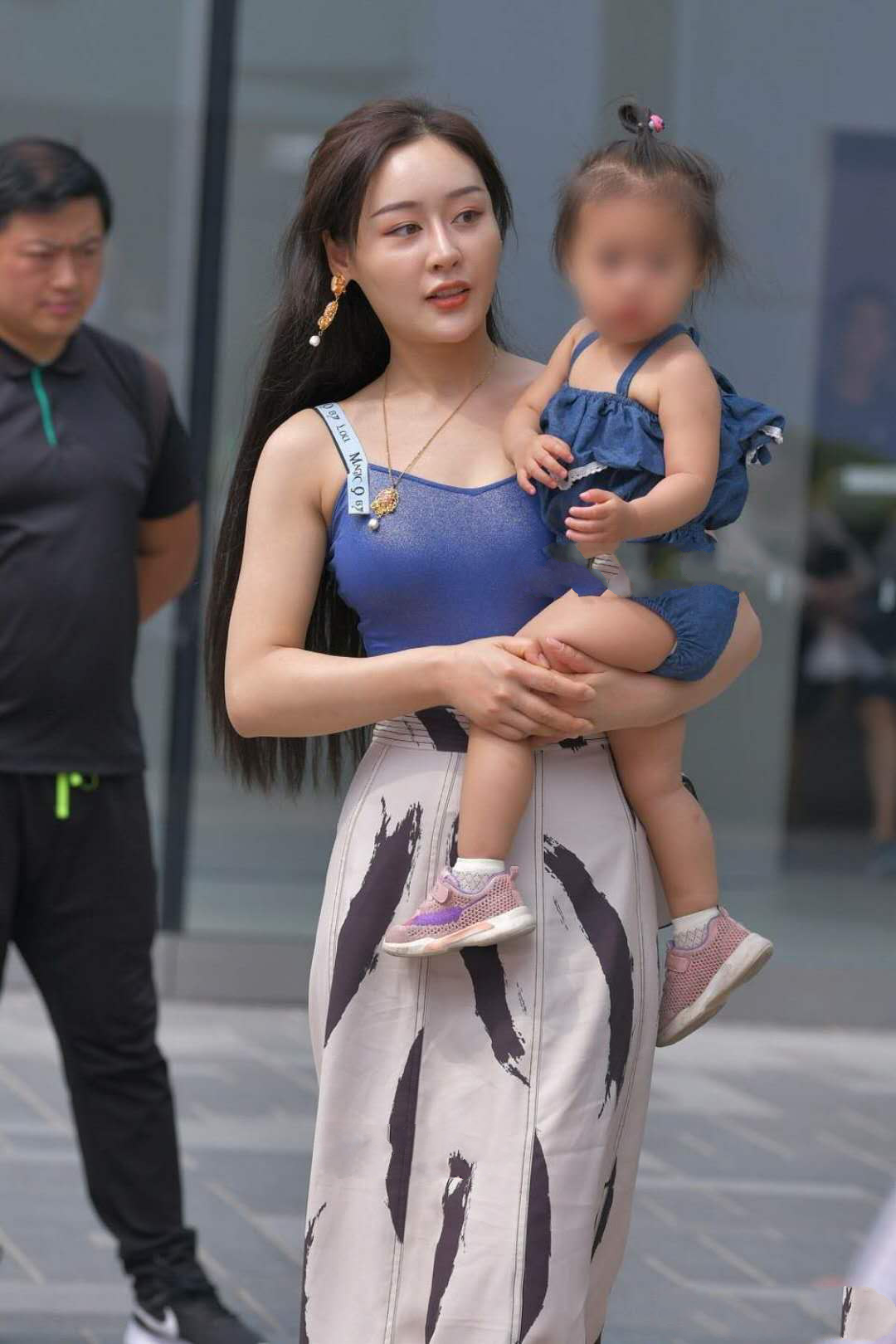 街拍：辣妈穿吊带背心搭配长裙，有种成熟女性的温婉味道！