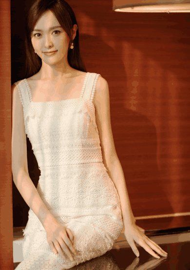 迪丽热巴身穿白色镂空连衣裙撞衫唐嫣, 迪丽热巴灵动, 唐嫣气质