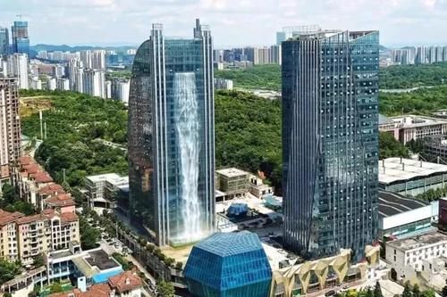  我国■我国最奇特的高楼建筑，设计一处高108米的瀑布，楼层总高121米