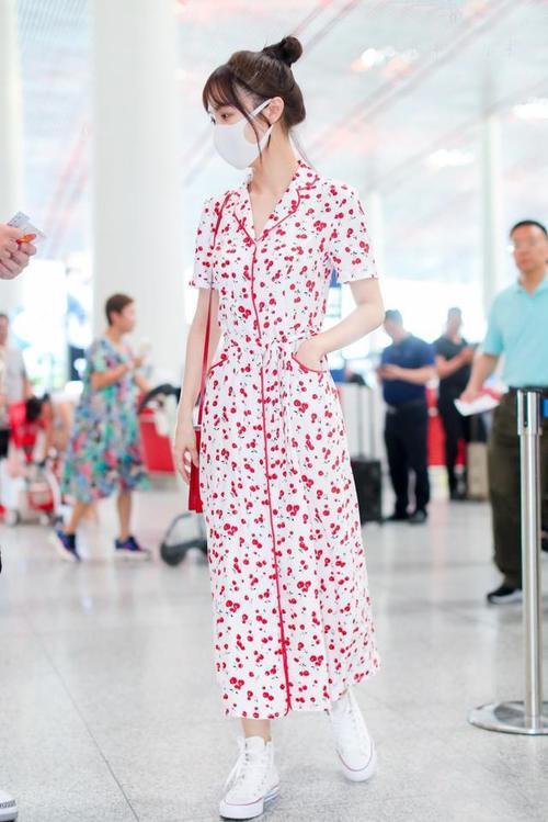 李菲儿的短裙本来就不长，还非得在正中间开个叉，网友：安全吗？