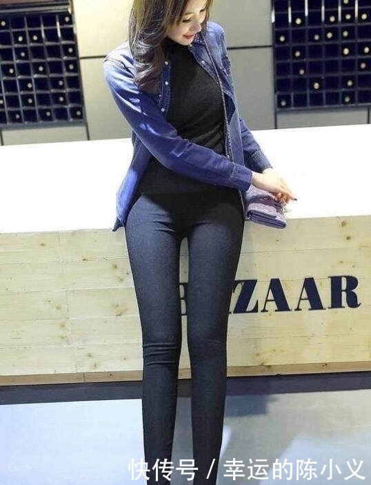 「阳光」身材很好的阳光女孩, 搭配塑型的牛仔裤, 魅力十足!