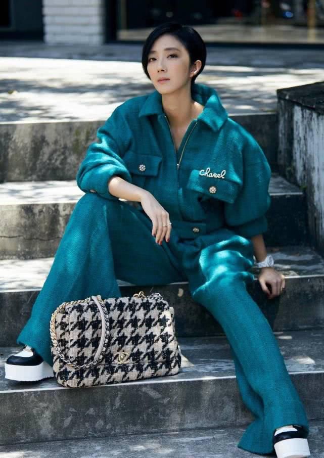  『充满』“香奈儿19手袋”，经典的包包男女皆宜，Chanel的魅力无人可挡