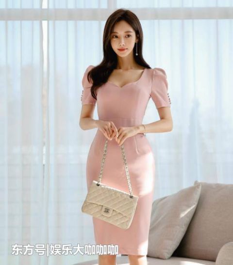 美女■街拍:秀色可餐的美女,一件白色背心配浅色短裤,青春活力气息