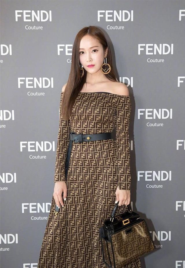 郑秀妍尴尬了!穿过膝长靴配这么厚的靴子，网友:嫌自己不够胖?