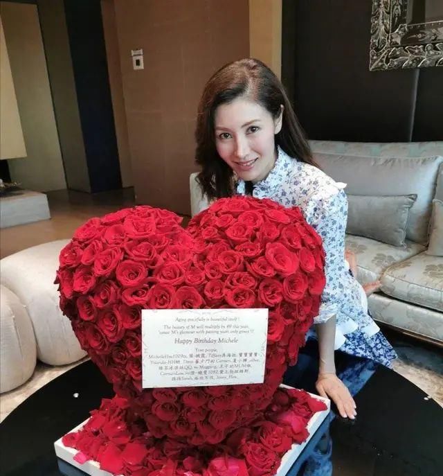【女人味】李嘉欣49岁的年纪,素颜显憔悴还没气色,老了果然没女人味!