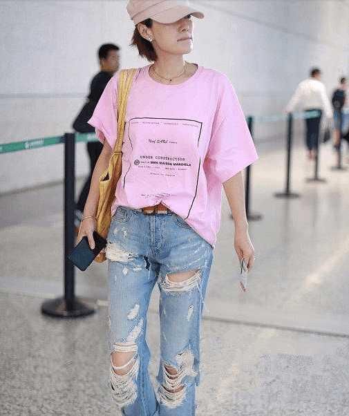 42岁马伊琍难得粉嫩一回！粉T恤搭牛仔破洞裤，网友：只有24岁吧