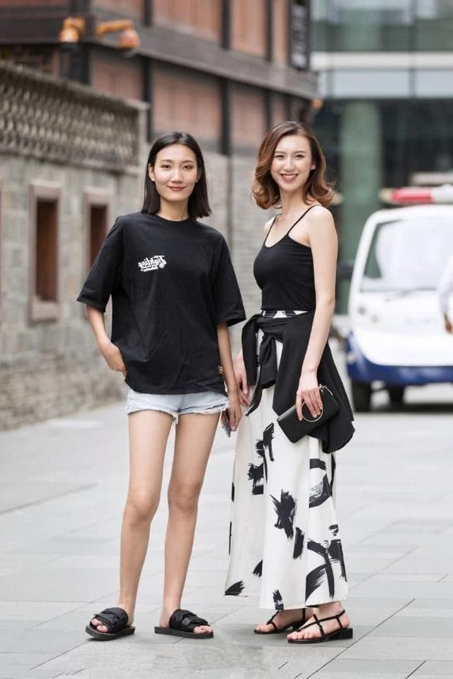 街拍：美丽大方性感的小姐姐，打扮上随性不羁的风格很气场！