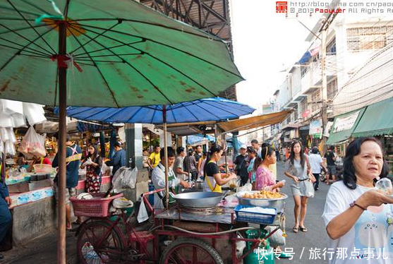 中国女孩到泰国旅行，村头给了孩子两块糖，刚要走被村民一把揪住