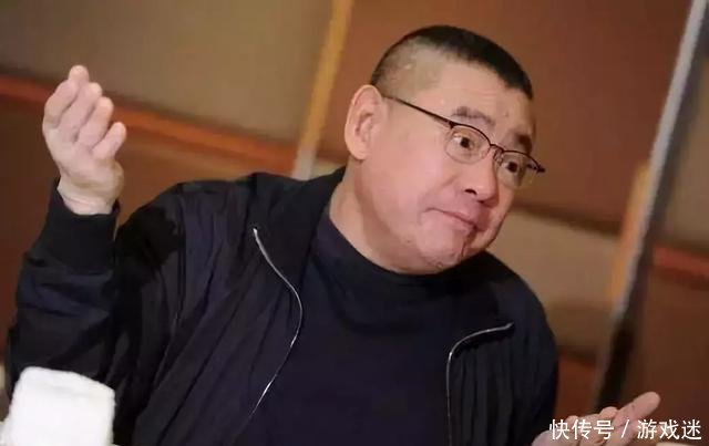  [富商]从富商“收割机”到独立富婆，关之琳带俩保姆遛狗，光头男伴左右