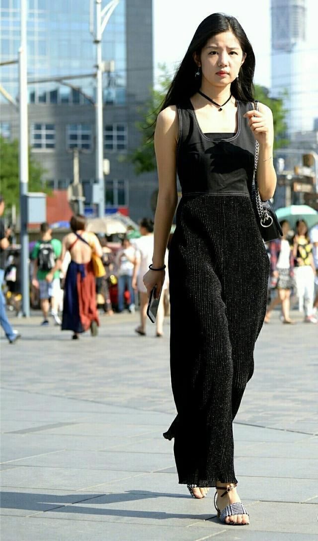  『气质』街拍：小姐姐红色上衣搭配黑色裙子，红黑搭配，显得很有气质