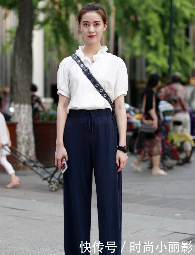 美女身材高挑,轻松驾驭包臀裙,展露女性妩媚迷人的韵味！