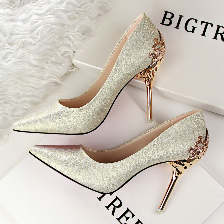 从不穿高跟鞋的老婆，这次彻底颠覆了，我都被迷住了，特撩人