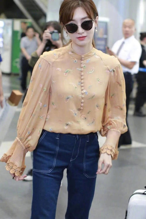 江疏影穿件印花衬衫就出门，目光全程被下身吸引，网友：裤子呢？