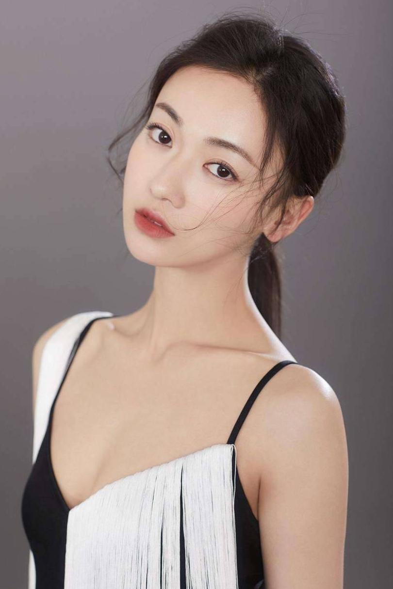 再爆吴谨言耍大牌，拒拍照签名待人不友好，知情网友：绝无此事！