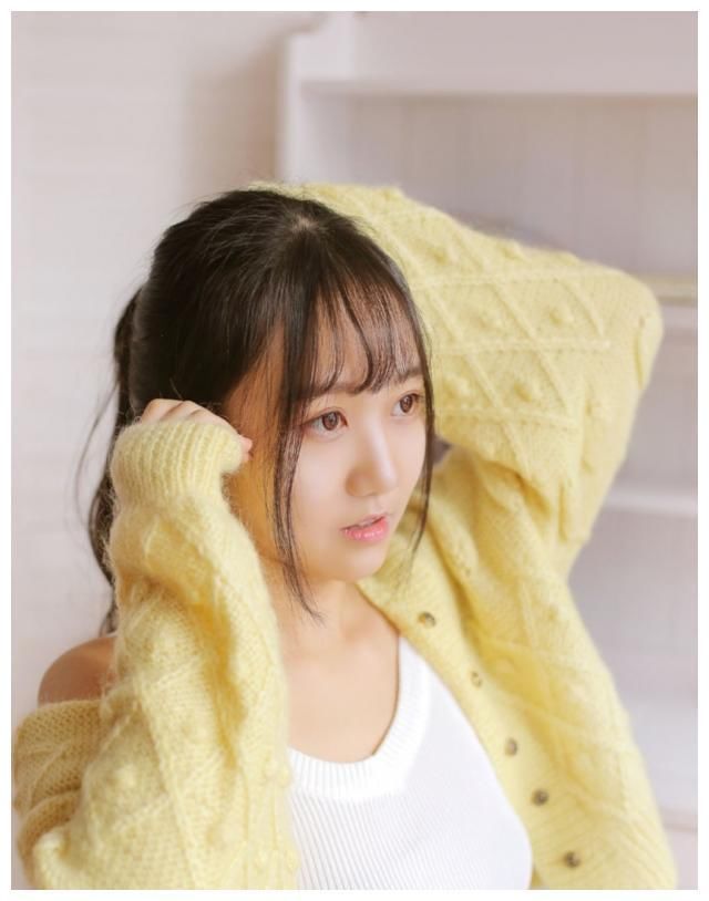 白嫩脸蛋美少女露齿甜笑吊带针织衫白丝美腿