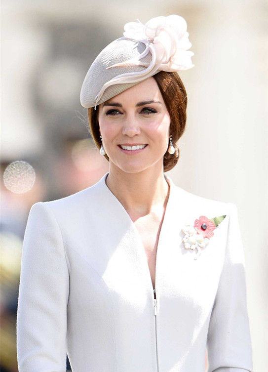 37岁凯特王妃:大红长裙美丽艳人，最后一张弯腰笑到不能自已!