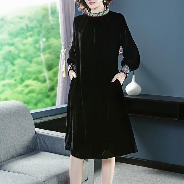 若你50岁左右，初秋不会穿，瞧瞧下图这秋装，减龄洋气显嫩美