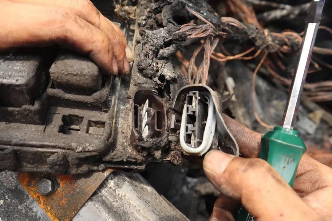 上演|上海街头面包车起火 众人上演“教科书式灭火”