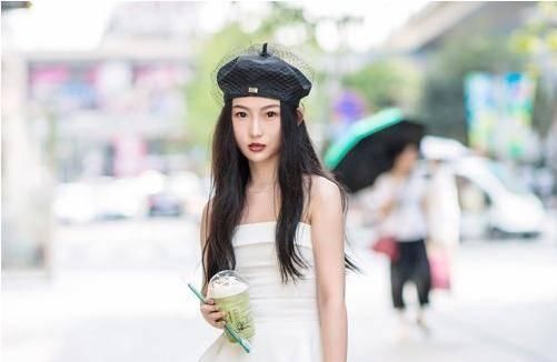  特别适合：头发多女生，从肩部往下烫卷的发型，时尚好打理