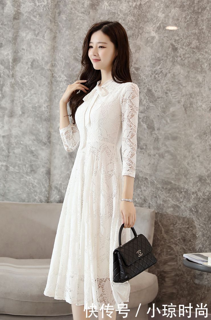 纯白蕾丝连衣裙，转圈转身，都像是盛放的洁白花朵，芳香迷人