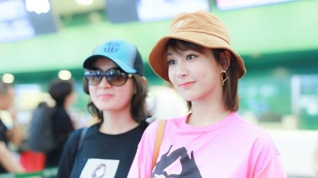 #格子#杨紫穿搭太优秀,穿粉色T恤配粉格子发带,可甜可盐,清纯又减龄