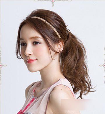 适合学生的中长发扎发图片!