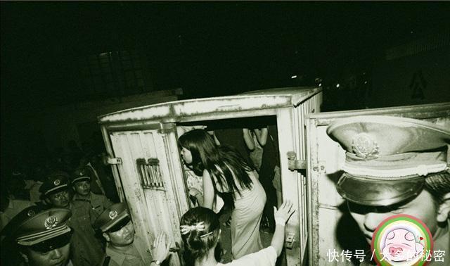  「照片中」二师兄的老照片90年代的深圳，街头随处可见大哥大和漂亮女孩！
