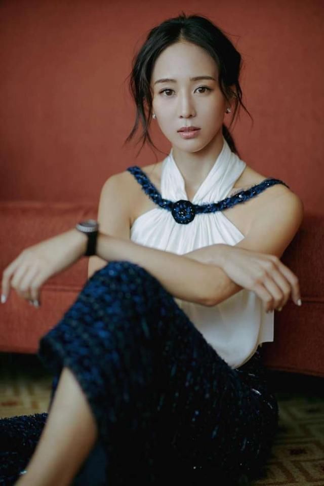 张钧甯亮相某活动现场秀美背撩发迷人，穿衣打扮又秀出新高度