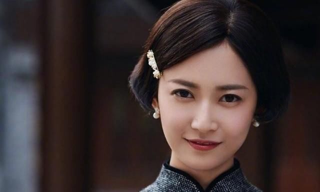 深刻：陈钰琪新剧来袭，挑战民国造型，短发像假小子