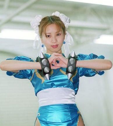 街拍:图3露背装秀“纹身”太养眼了!图4“真人版春丽装”惹不起