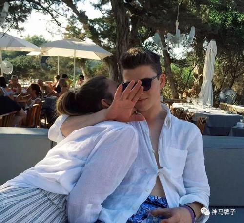 19岁德国公主很任性:晒性感比基尼照,做鬼脸比中指爱马仕背不停