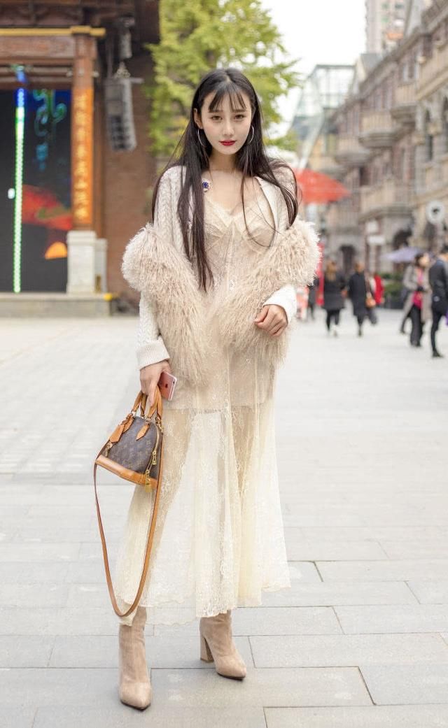 街拍：穿着时尚美丽白皙的白富美小姐姐，光鲜靓丽气场强大