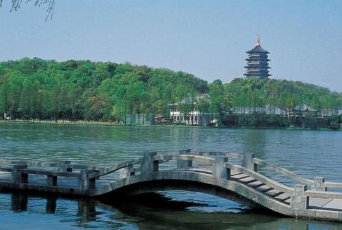 这两个不收门票的5A级景区,一个世人皆知,一个是佛教圣地!