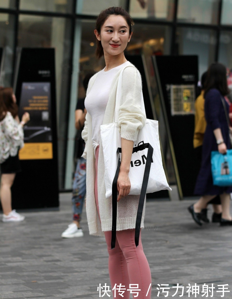 时尚辣妈粉色紧身裤出门，展现身材曲线，让人更加喜欢她！