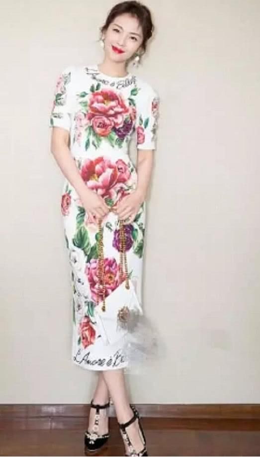 刘涛穿着一身黑色系的紧身裙惊艳全场,网友:这身材简直羡慕