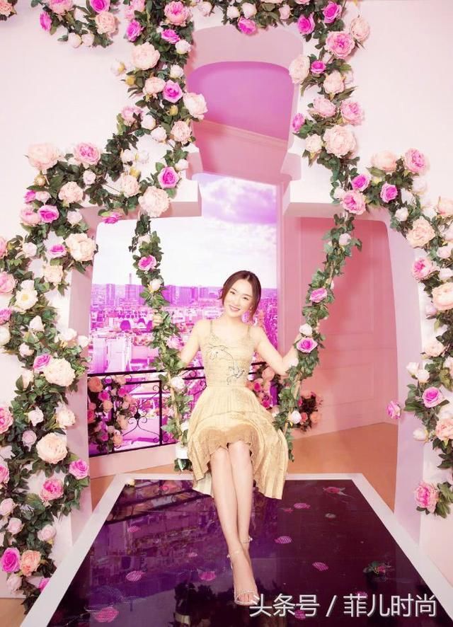 霍思燕裙子穿得这么短，好歹也拿块布遮一遮吧!何必把腿纽成麻花