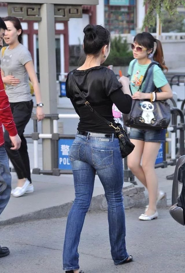 穿上紧身牛仔裤，丰满的身材一览无遗