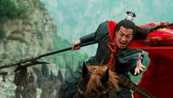  『甘拜下风』武功“天下第一”的吕布，在“方天画戟”真主人眼前也得甘拜下风