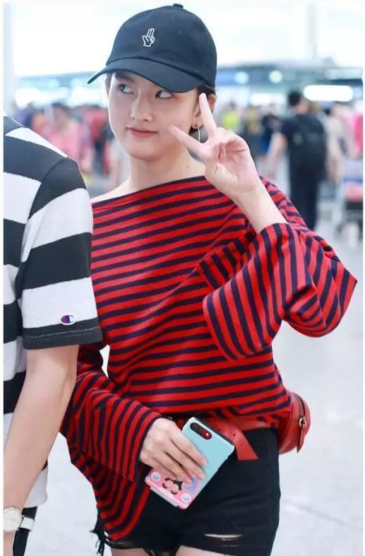 当165宋祖儿撞上167杨幂，终于明白腿直和腿细哪个更重要了