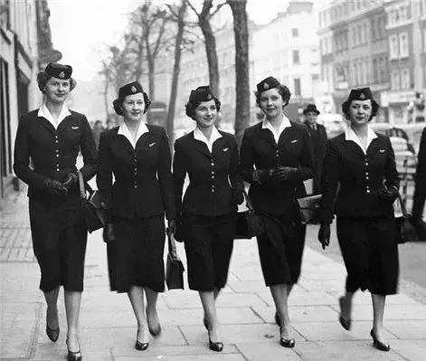 空姐制服的百年演变史，让你明白制服诱惑的真正原因