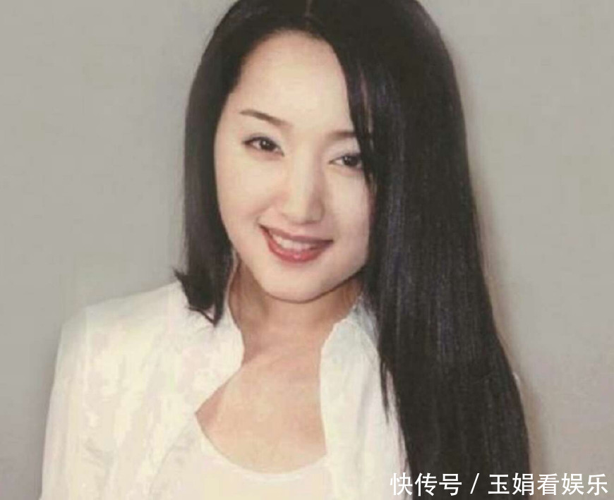 杨钰莹这个年纪，参加活动竟然还穿高跟鞋，不怕自己崴脚吗？