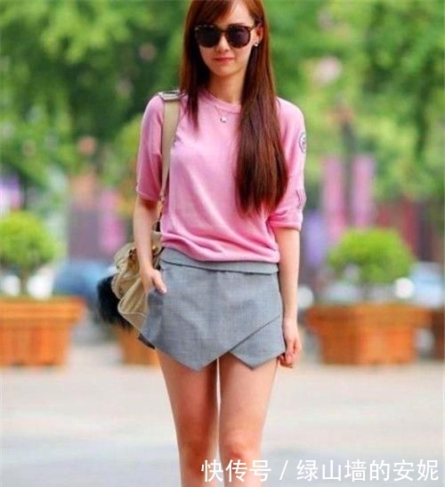 「长相」街拍:小美女靓丽的穿搭,休闲时尚,长相精致甜美可人