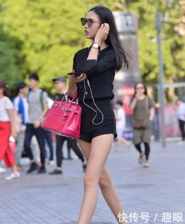  「美女」美女街拍俏皮可人的小姐姐，紧身裙打扮，穿出青春活力