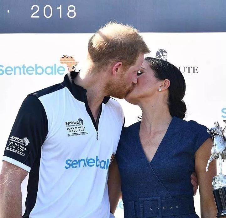 正牌王妃撞衫“绿茶情妇”？英国网友又开始八卦了...