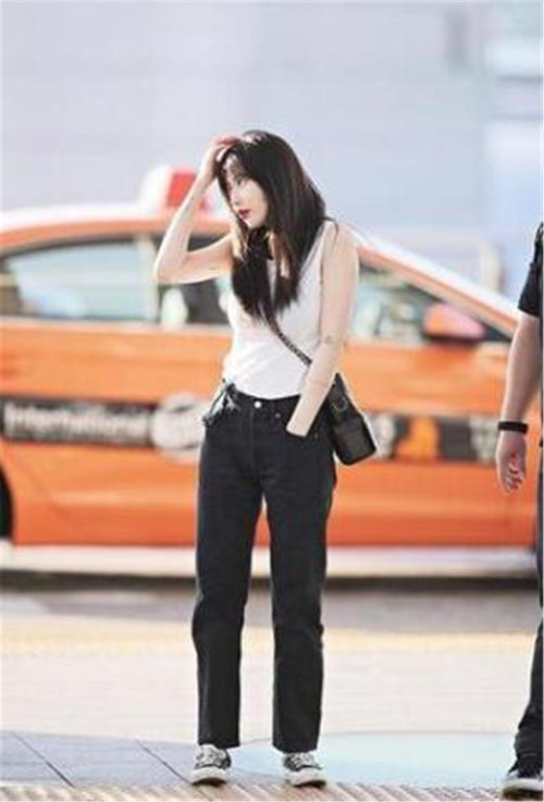 韩国女星金泫雅胆子不小，没想到竟把纸杯当鞋跟，就不怕踩碎了？