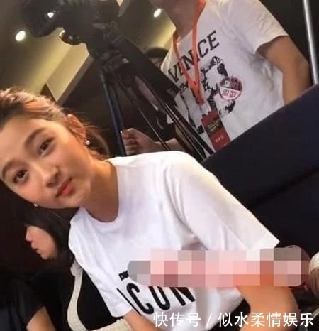 『抓拍』关晓彤被粉丝原相机抓拍,才发现原来和年龄相差太多